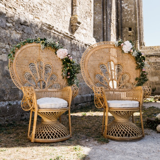 Fauteuil Emmanuelle pour cérémonie ou table d'honneur. Sièges emblématique pour sublimer l'espace des mariés. Location Jani Event.