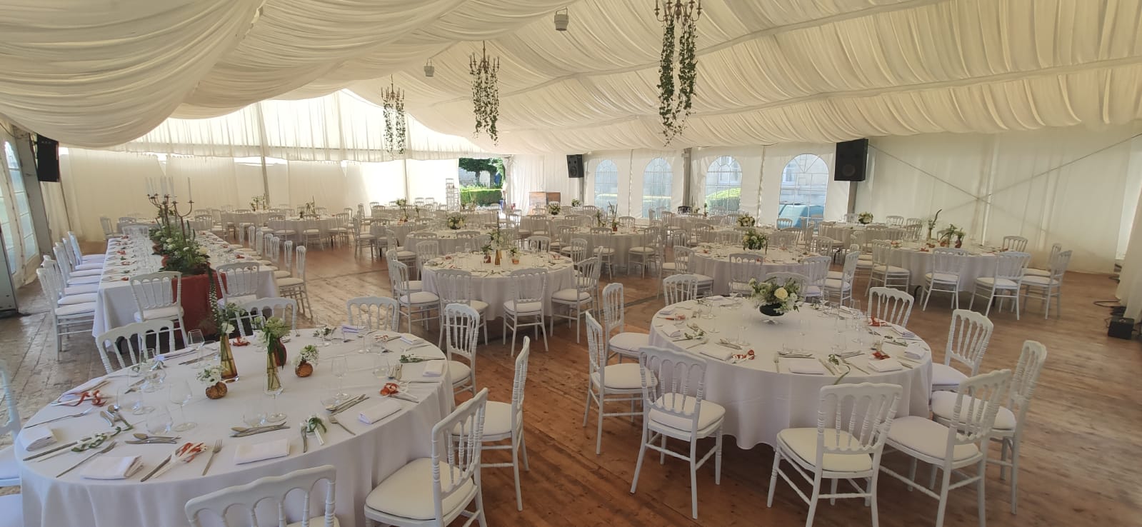 Aménagement chapiteau, château de Vitry-la-Ville. Location Jani Event table ronde, nappe blanche et chaise napoléon blanche.